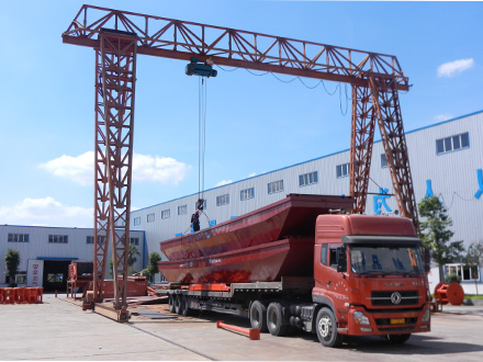 國內(nèi)采金船裝運(yùn)